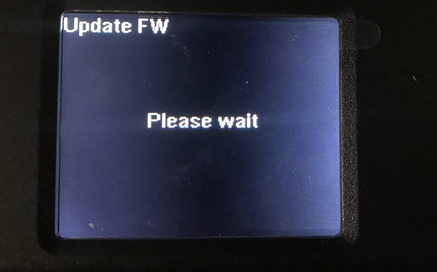 Kameradisplay zeigt „Update FW – Please wait"